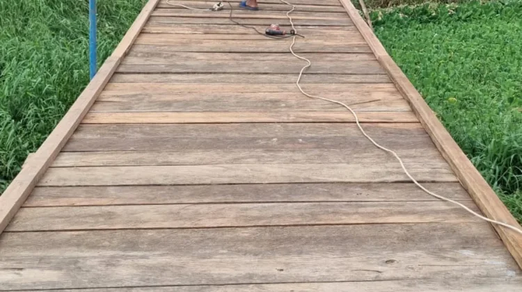 Bhabinkamtibmas dan Warga Gotong Royong Perbaiki Jembatan