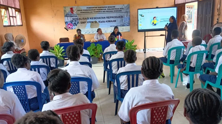 Sosialisasi Kespro di SMP YPPK St. Kizito Kimaam