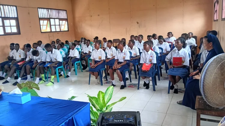 Sosialisasi Kespro di SMP YPPK St. Kizito Kimaam