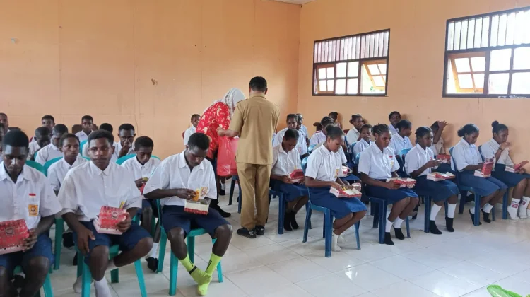 Sosialisasi Kespro di SMP YPPK St. Kizito Kimaam