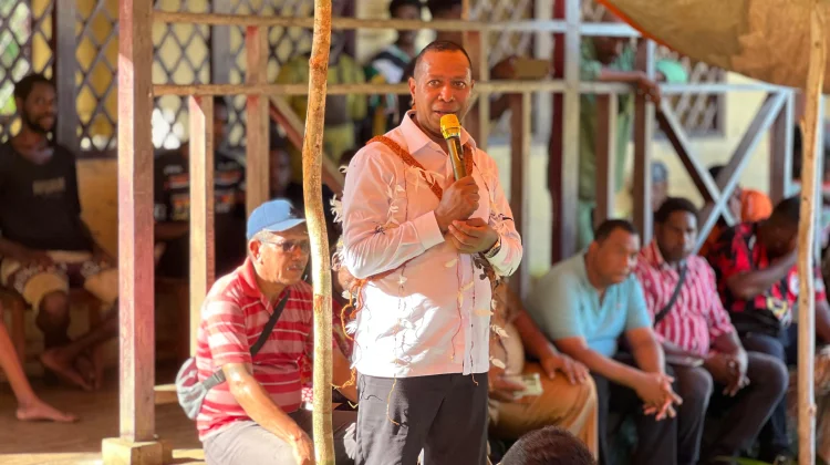 Gubernur Apolo Kunker dan Salurkan Bantuan untuk Warga Kampung Ihalik