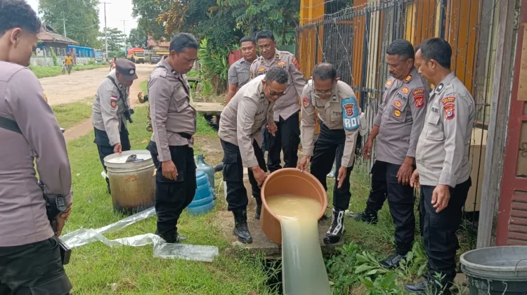 Polisi Gerebek Rumah Produksi Sopi Ilegal