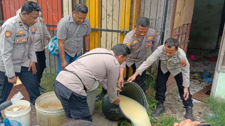 Polisi Gerebek Rumah Produksi Sopi Ilegal