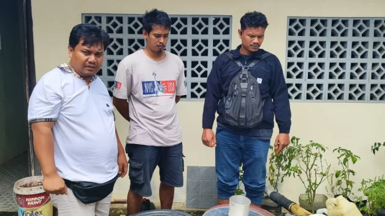 Polisi Gerebek Rumah Produksi Sopi Ilegal