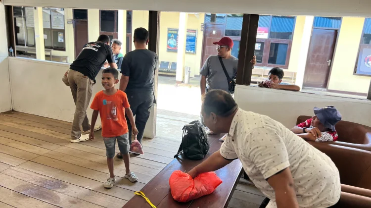 Polres Merauke Bagikan Daging Kurban