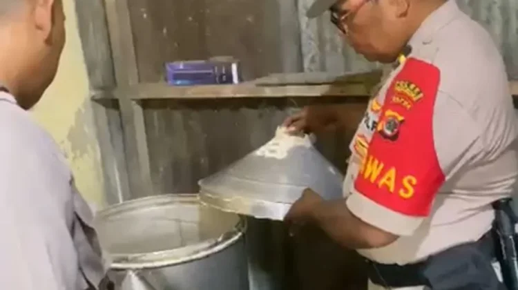 Polisi Gerebek Rumah Produksi Sopi