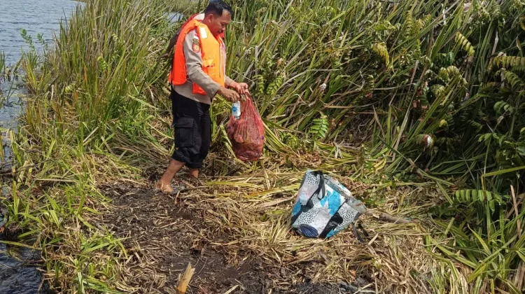 Pembersihan Sampah Digelar di Rawa Biru