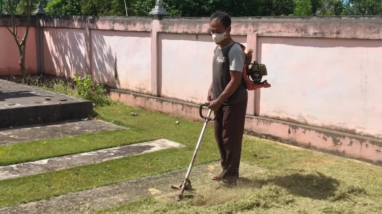 Bhabinkamtibmas dan Umat Hindu Bersihkan Pura Widya Natha