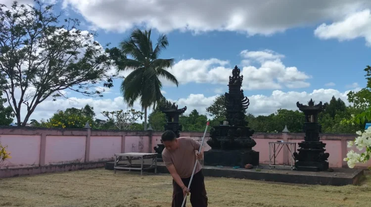 Bhabinkamtibmas dan Umat Hindu Bersihkan Pura Widya Natha