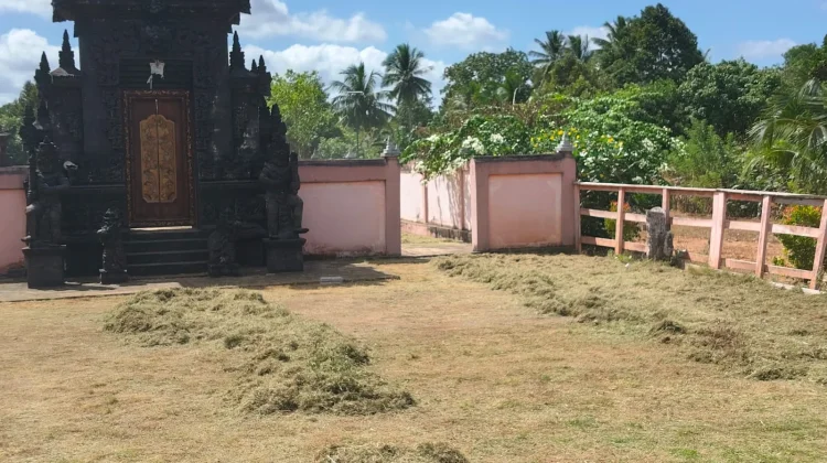 Bhabinkamtibmas dan Umat Hindu Bersihkan Pura Widya Natha