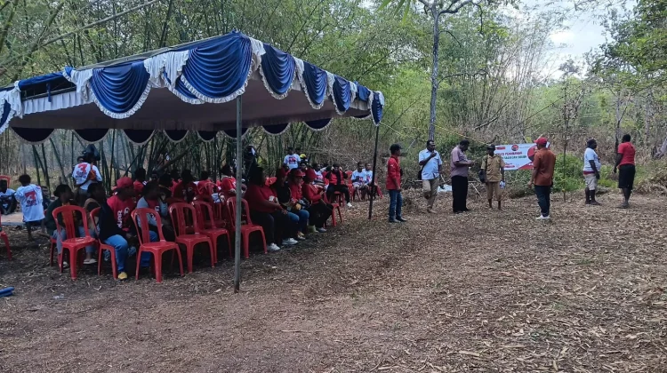 Edoardus Kaize Ajak Masyarakat Wasur Tanam Sagu.