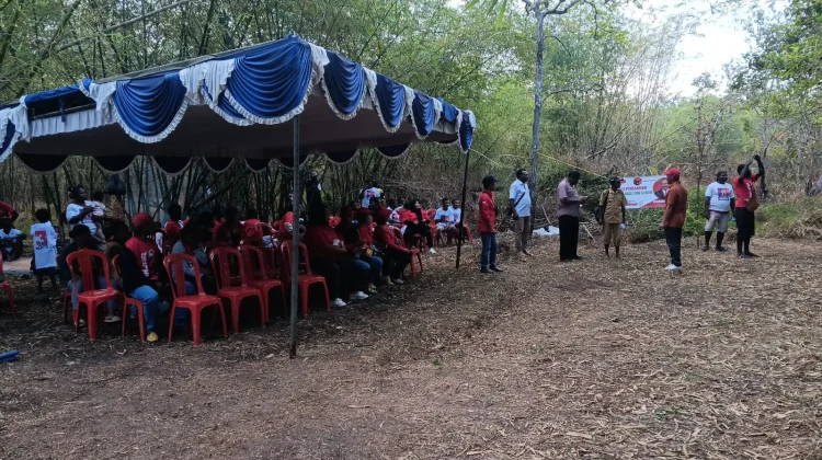 Edoardus Kaize Ajak Masyarakat Wasur Tanam Sagu.