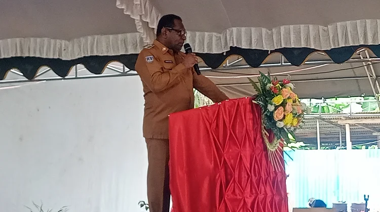Bupati Merauke Yosep Bladib Gebze Serahkan 50 Juta kepada panitia.