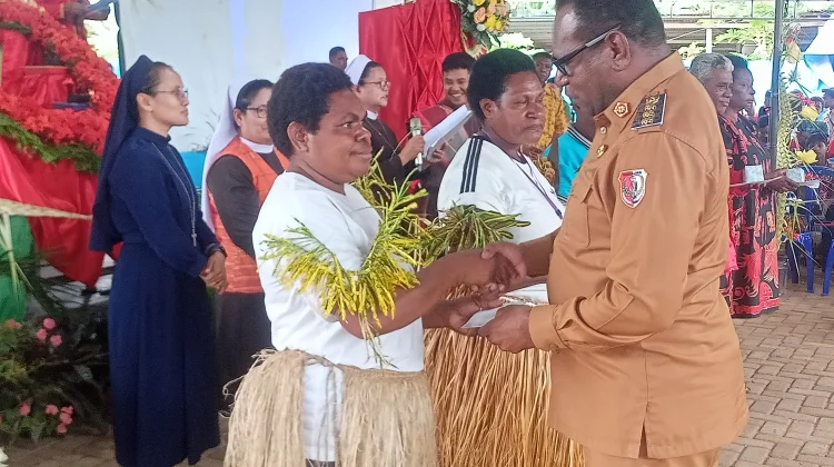 Bupati Merauke Yosep Bladib Gebze Serahkan 50 Juta kepada panitia.