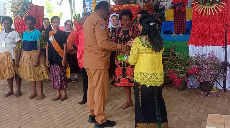 Bupati Merauke Yosep Bladib Gebze Serahkan 50 Juta kepada panitia.