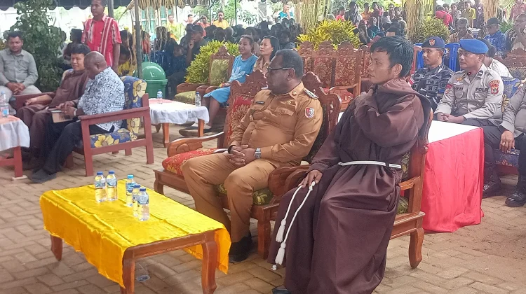 Bupati Merauke Yosep Bladib Gebze Serahkan 50 Juta kepada panitia.