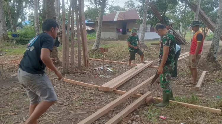 Personel Satgas Tmmd Ke-129 Kebut Pembangunan MCK di Kampung Wanam