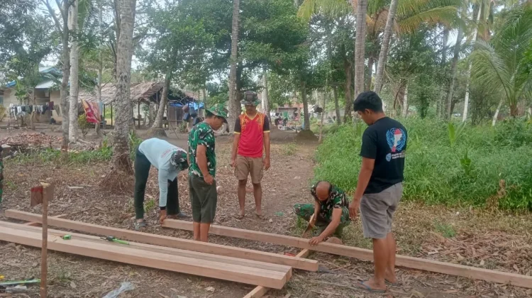 Personel Satgas Tmmd Ke-129 Kebut Pembangunan MCK di Kampung Wanam