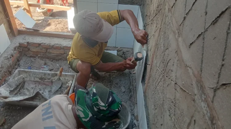 TMMD Ke-129 Percepat Penyelesaian MCK, Tahap Pemasangan Dinding Keramik Dimulai