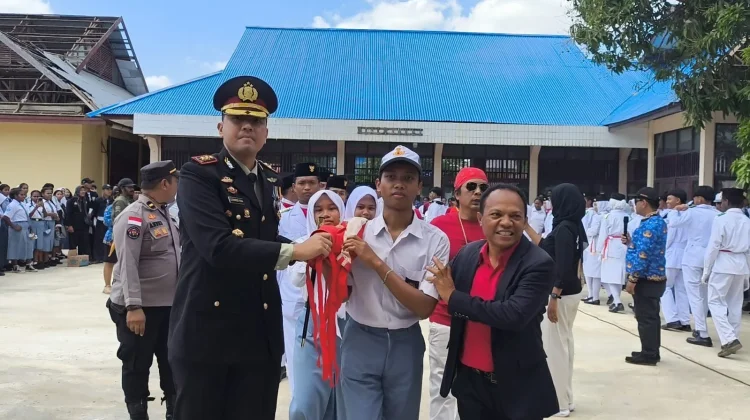 Pembentangan Bendera Merah Putih Raksasa oleh SMKN2 Merauke