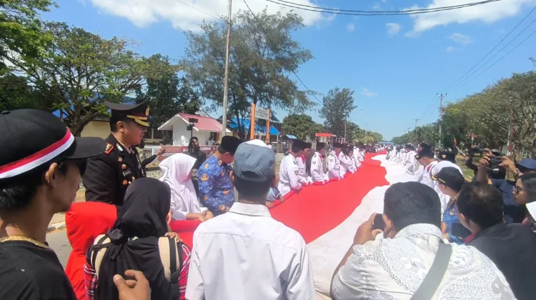Pembentangan Bendera Merah Putih Raksasa oleh SMKN2 Merauke