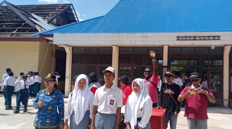 Pembentangan Bendera Merah Putih Raksasa oleh SMKN2 Merauke