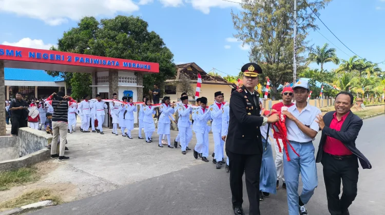 Pembentangan Bendera Merah Putih Raksasa oleh SMKN2 Merauke