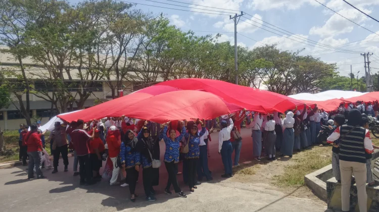 Pembentangan Bendera Merah Putih Raksasa oleh SMKN2 Merauke