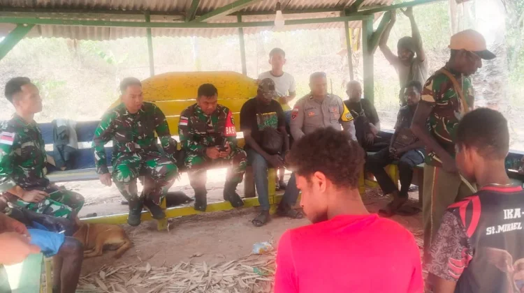 Polri TNI dan Warga Padamkan Api di Sota
