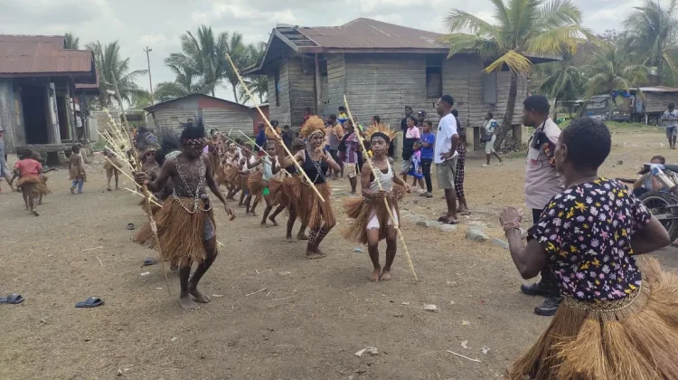 Polisi Berbaur dengan Anak-Anak di Latihan Tarian Adat