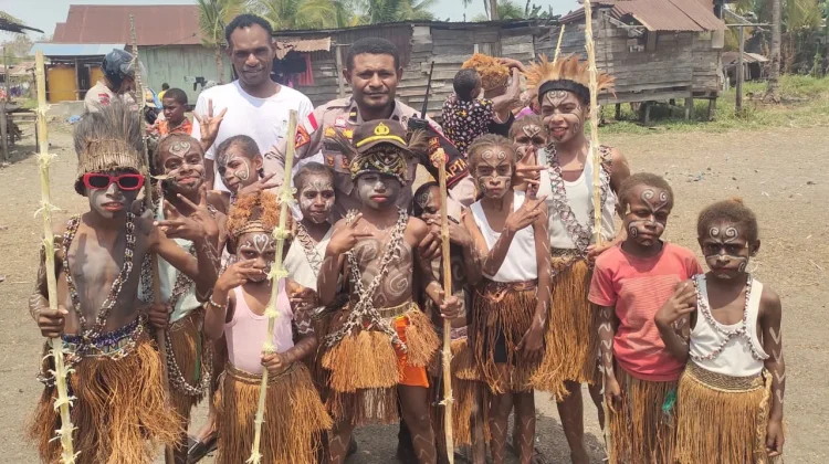 Polisi Berbaur dengan Anak-Anak di Latihan Tarian Adat