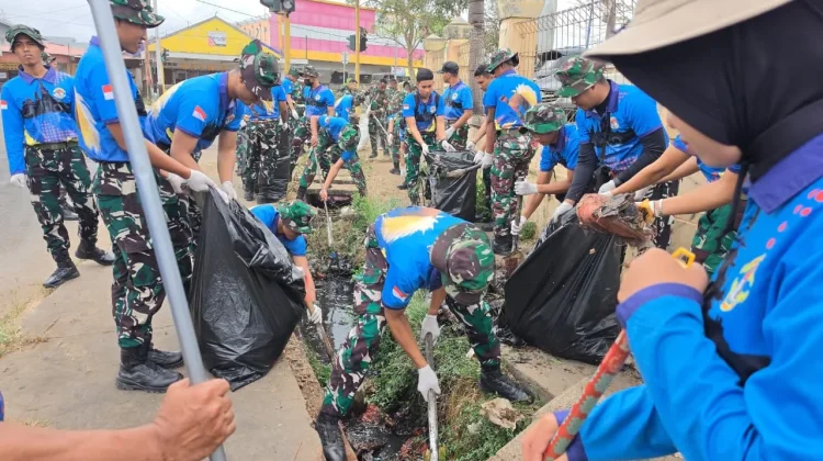 TNI-Polri Gelar Karya Bakti di Pasar Wamanggu jelang HUT TNI ke-81