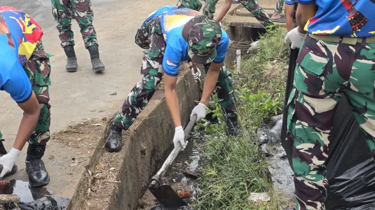TNI-Polri Gelar Karya Bakti di Pasar Wamanggu jelang HUT TNI ke-81