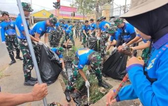 TNI-Polri Gelar Karya Bakti di Pasar Wamanggu jelang HUT TNI ke-81