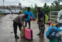 Puluhan Liter Miras Ilegal Dimusnahkan di Pelabuhan