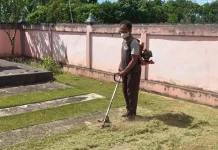 Bhabinkamtibmas dan Umat Hindu Bersihkan Pura Widya Natha