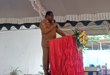 Bupati Merauke Yosep Bladib Gebze Serahkan 50 Juta kepada panitia.