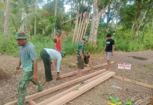 Personel Satgas Tmmd Ke-129 Kebut Pembangunan MCK di Kampung Wanam