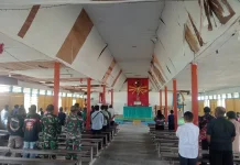 Personel Satgas TMMD Laksanakan Ibadah Minggu