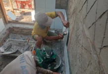 TMMD Ke-129 Percepat Penyelesaian MCK, Tahap Pemasangan Dinding Keramik Dimulai