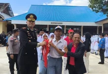 Pembentangan Bendera Merah Putih Raksasa oleh SMKN2 Merauke