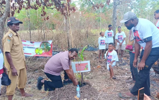 Edoardus Kaize Ajak Masyarakat Wasur Tanam Sagu.