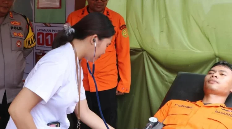 Pengecekan Kesehatan Petugas di Pos Pengaman Operasi Ketupat Toba 2026