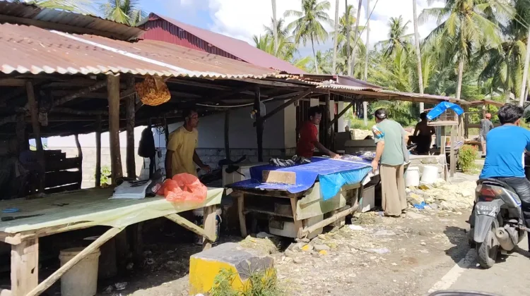 Cuaca Tak Bersahabat, Lapak Pedagang Ikan Terlihat Sepi