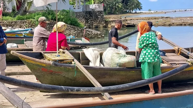 Aktivitas Nelayan di Desa Sondregeasi, Nias Selatan