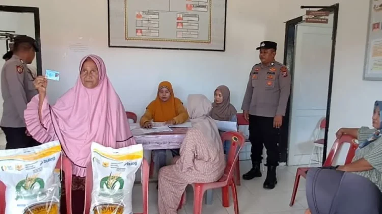 Polisi Kawal Penyaluran Bantuan Pangan di Pulau-Pulau Batu