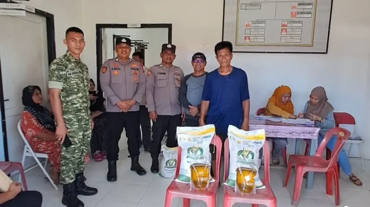 Polisi Kawal Penyaluran Bantuan Pangan di Pulau-Pulau Batu