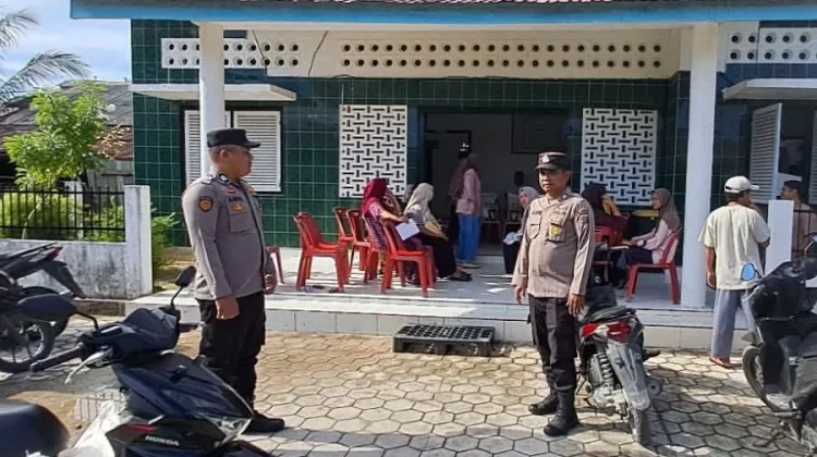 Polisi Kawal Penyaluran Bantuan Pangan di Pulau-Pulau Batu