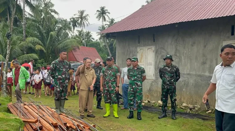 Danrem 023/KS Tinjau Pembangunan Jembatan Gantung di Sungai Idanoho