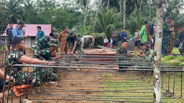 Danrem 023/KS Tinjau Pembangunan Jembatan Gantung di Sungai Idanoho